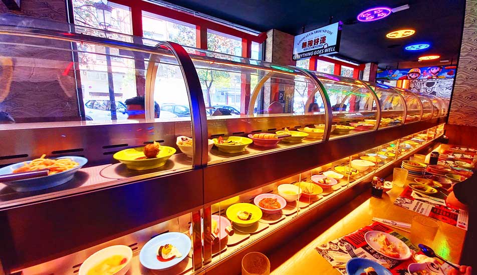 Buffet donde los platos corren y tienes que cazarlos al vuelo