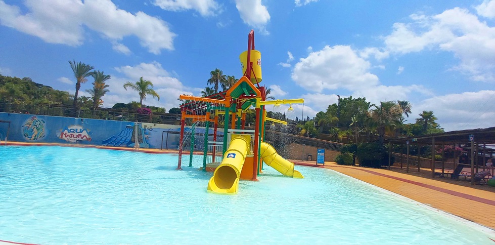 Zona infantil y piscina
