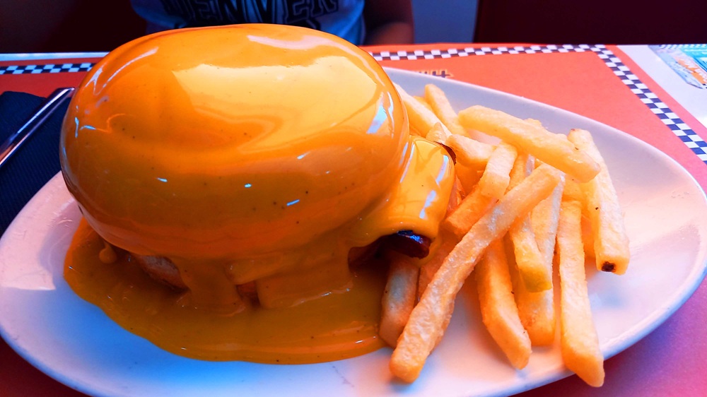 ¿Te atreves con la hamburguesa más quesosa de todas?