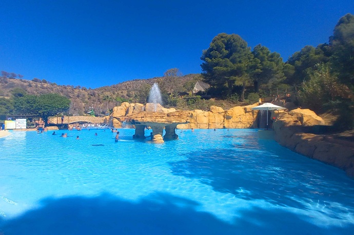 Piscina con géiser y cascadas